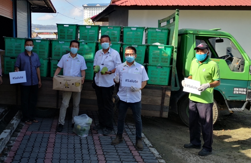 罗进真（左二起）及罗进益在行管令落实后，除了援助前线军警医务人员及慈善组织，也捐出大批鲜果给国家动物园。