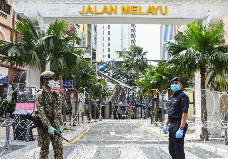 军人和警方在吉隆坡Jalan Melayu一带驻守，现场也以铁丝网封锁道路的出入口。