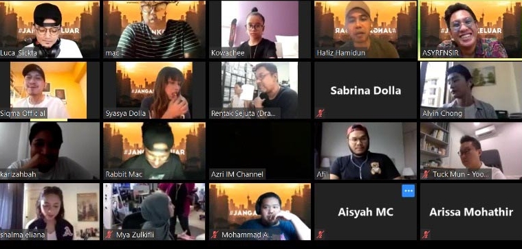 马来西亚环球音乐召集其中14位参与《#JANGANKELUAR》的歌手和大马媒体一起做Zoom视讯访问时，线上同时多达96人。