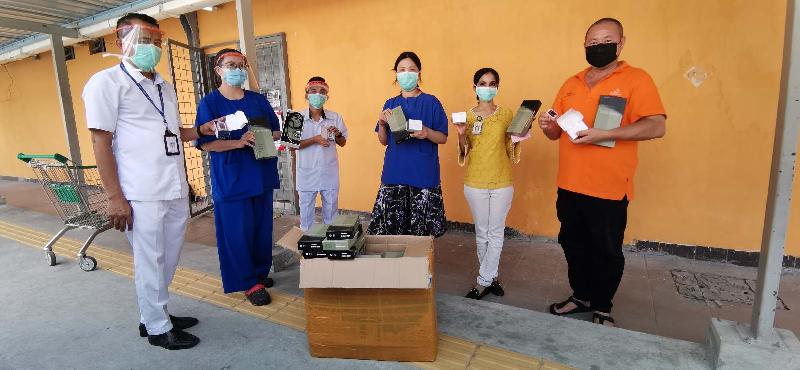 
古晋博爱协会主席洪顺和（右）把FT汽车公司号东捐献的100个指夹式脉搏血氧仪及40个听筒给砂中央医院的医护人员。