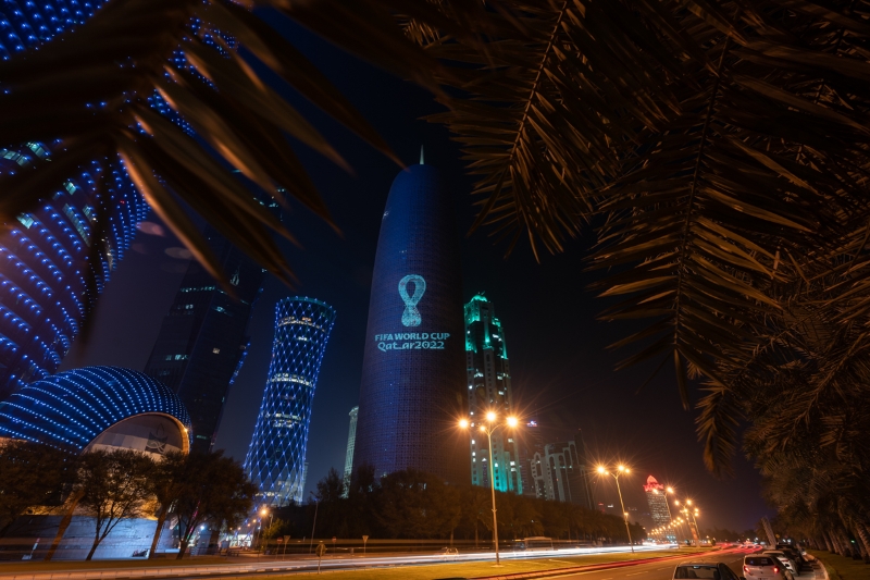 卡塔尔恐失去2022年世界杯的举办权，传闻他们在申办过程中贿赂国际足联，图为卡塔尔去年在推介世界杯标志时，在各地标性的建筑物展示2022世界杯标志。（美联社照片）