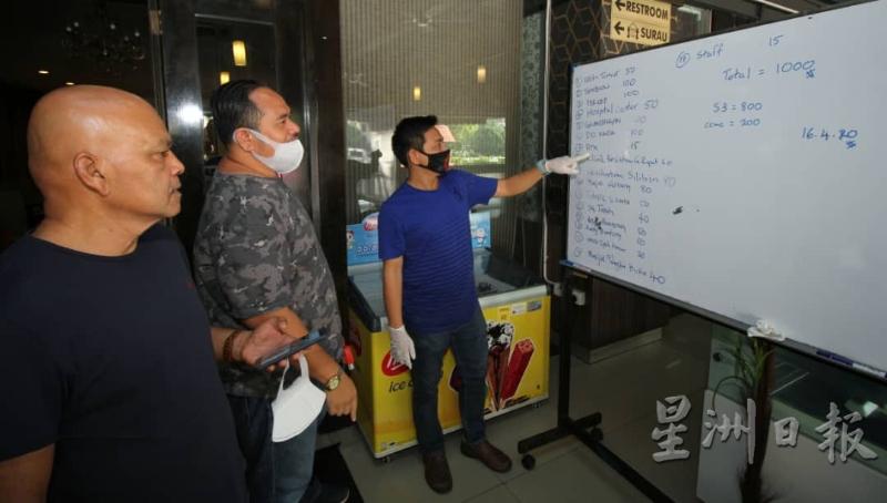 胡先巴万（左起） 、沙扎里和依斯干达讨论如何分配上千盒饭菜出去。