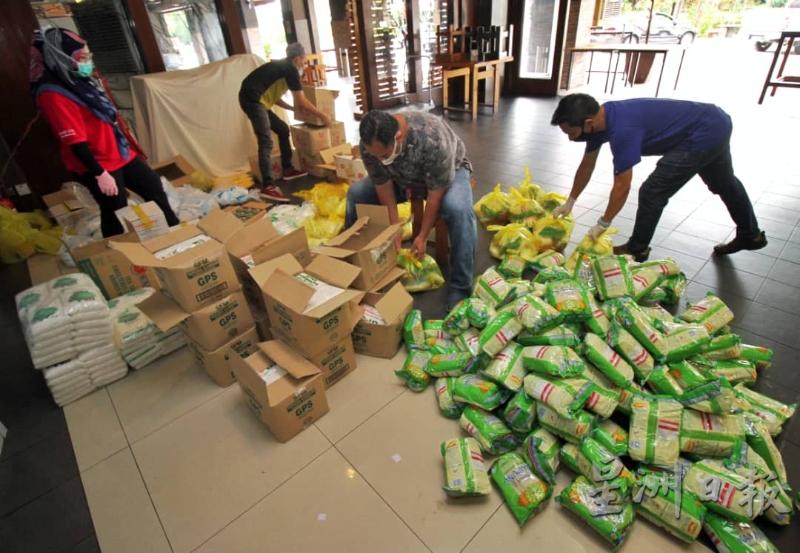 中央厨房接受各种形式的献捐，数量不拘，迄今派出了6000包乾粮给有需要的家庭。