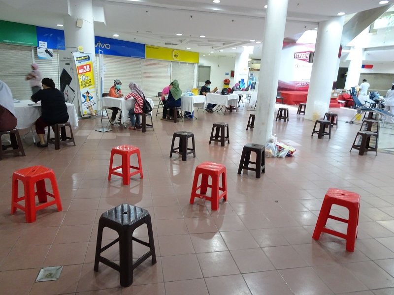 捐血运动现场，等候处的椅子排放，皆保持安全社交距离。