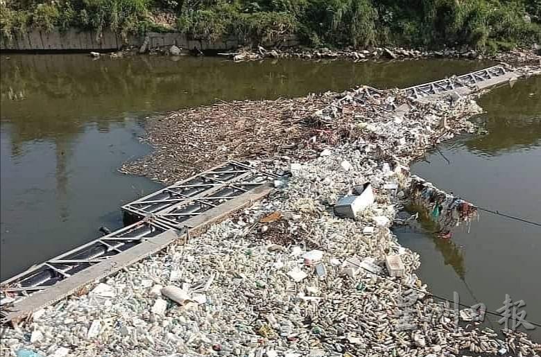 设在巴生河的拦截网，最近还是捞到不少垃圾。