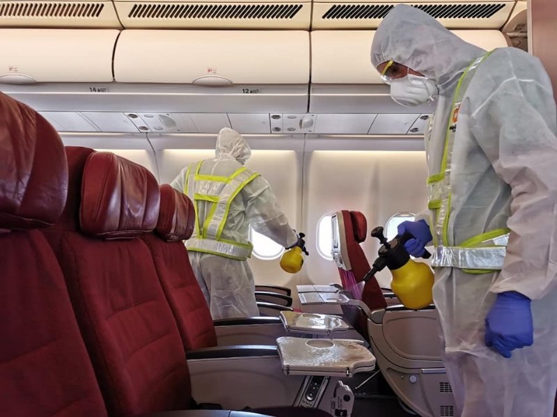 一般乘客最常使用的桌背食物靠板，也须进行消毒工作。