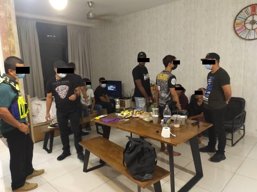 警方在4月16日凌晨时份分别突袭在新山两座公寓举行的私人派对，扣留了违反行管令的11名男女。