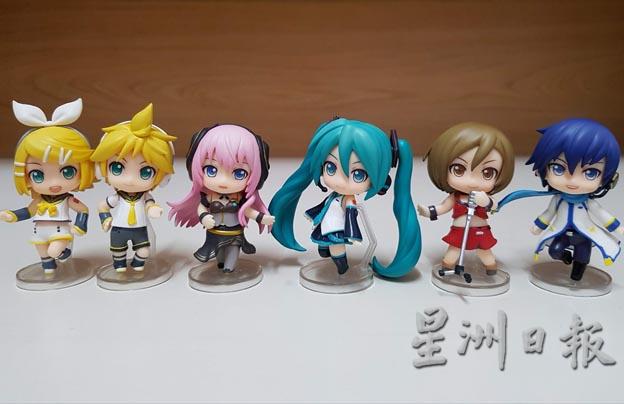 这是初音粉丝小希收集的初音家族模型，左起为镜音玲、镜音连、巡音流香、初音未来、Meito和Kaito。