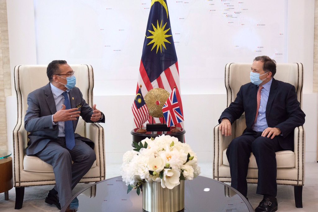 希山慕丁（左）与查尔斯海伊会面，以了解目前身在英国的马来西亚人的状况。
