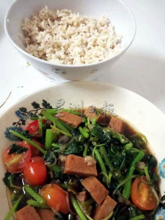 抗疫日子，健康生活，亲自下厨，享受晚餐：DAY32 苋菜炒午餐肉配胚芽米饭！