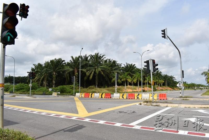 马身通往弄边路绕道，衔接IOI超市的后方路口已关闭。（图：星洲日报）