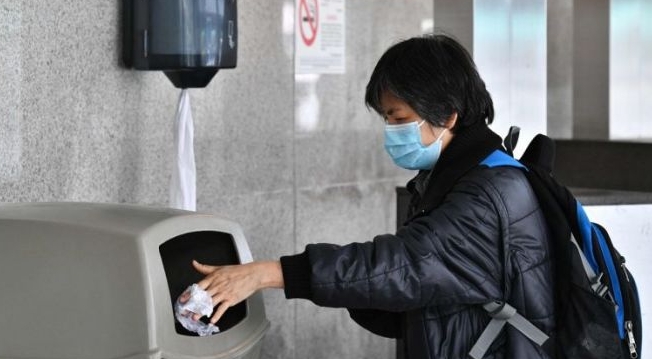 Disposable tissues are better than jet dryers at removing pathogens missed by ineffective washing. AFP