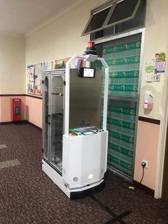 “Makcik Kiah 19”机器人在国立大学医院投入测试，它将能通过自动导航，协助医务人员将食物或药品运送给病人，从而减少和病人的接触，减少感染风险。