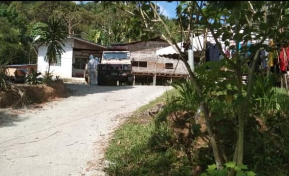 德拉诺原住民村属下10个村庄被封锁，卫生局官员全幅防护装备入村为村民作检验。