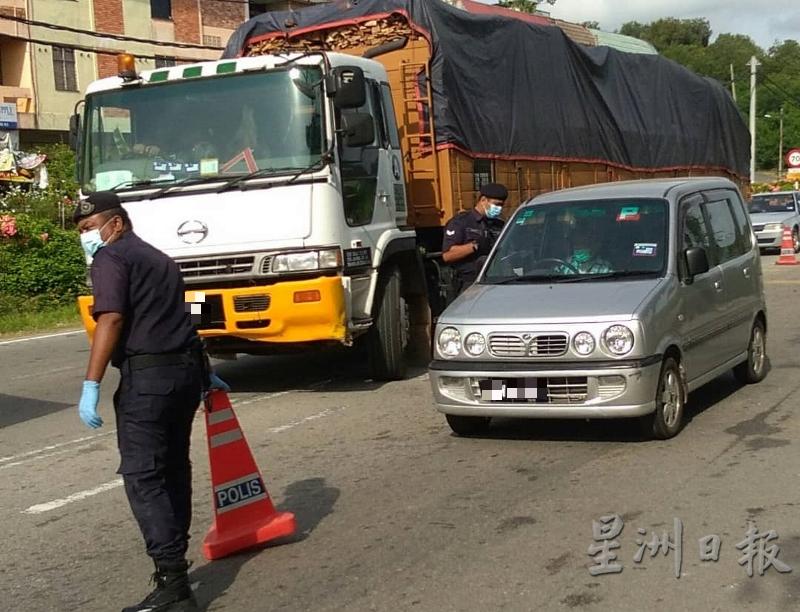 余国才经过苏南花园路障时,被警方截查,因为语言不通险些过不了关,最终成功解围。(图:星洲日报)