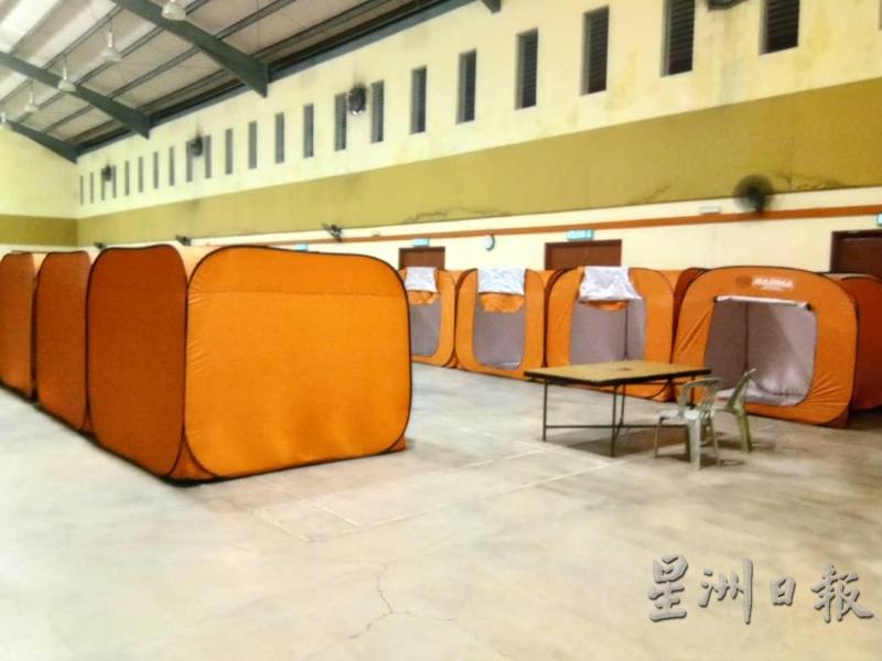 森州福利局官员在湖滨再也花园的民众会堂设置临时庇护所,每一名流浪汉都有个人的休息空间。(图:星洲日报)
