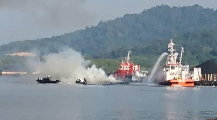 橡皮气艇起火燃烧时附近的船只都赶来灌水协助灭火。