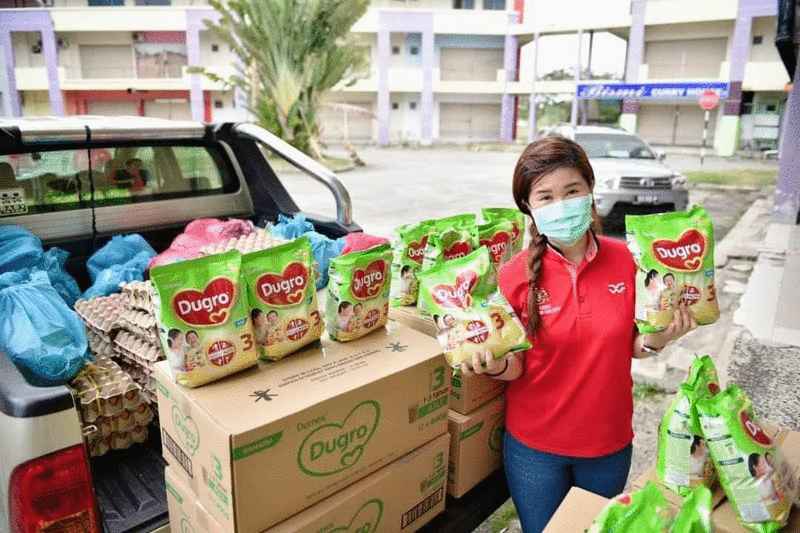 黄诗怡昨日（19日）将收到的奶粉进行整理，分送予有需要的家庭。