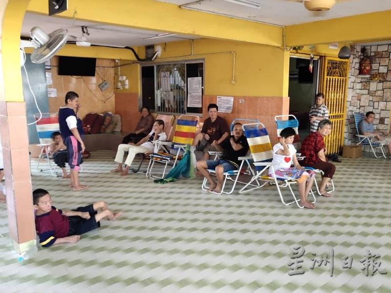 峇章残障儿童中心目前有30人，林祥和吁请政府寻找更适合的地点给该中心。（图：星洲日报）
