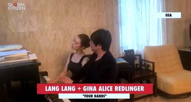 中国知名钢琴家郎朗与比他年轻12岁的德韩混血老婆吉娜在家中表演四手联弹，而直播荧幕上写出他是美国籍。