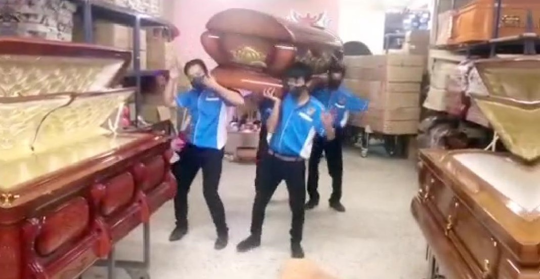 4名寿板店职员推陈出新,抬著中式棺材大跳棺材舞。 4名寿板店职员推陈出新,抬著中式棺材大跳棺材舞。