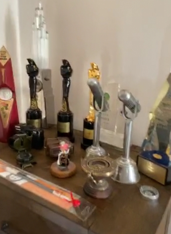 家里的小柜子上特别收藏了张智成特别有意义的奖项，包括娱协奖、AIM以及小时候参加区域歌唱比赛冠军的奖座。