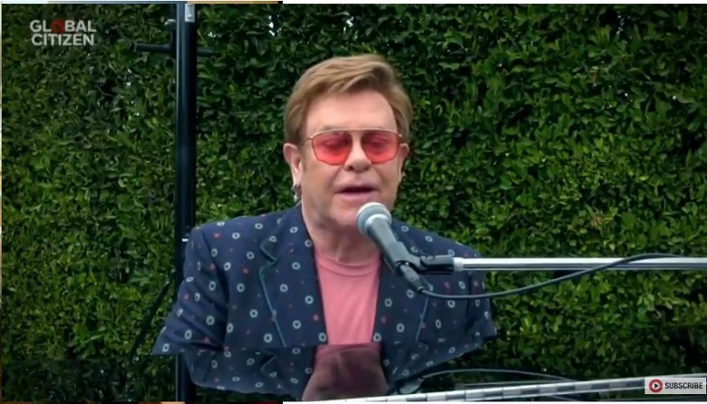 艾顿庄（Elton John）戴上粉红墨镜内搭粉红上衣，在自家后花园以钢琴弹唱名曲《I'm Still Standing》，被网民盛赞是最佳选曲。