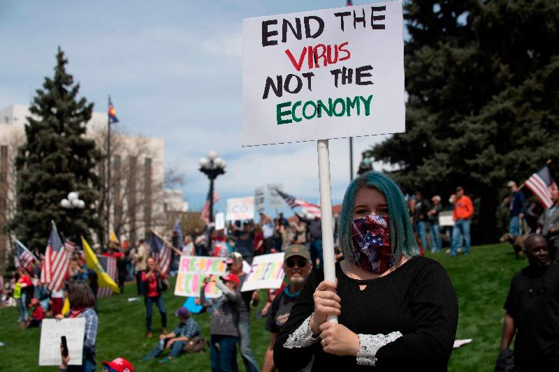 在华盛顿州，数千名示威者在议会大楼外聚集，抗议州长英斯利迟迟不解除居家令。许多人高举“不自由毋宁死”的标语牌。（图：法新社）