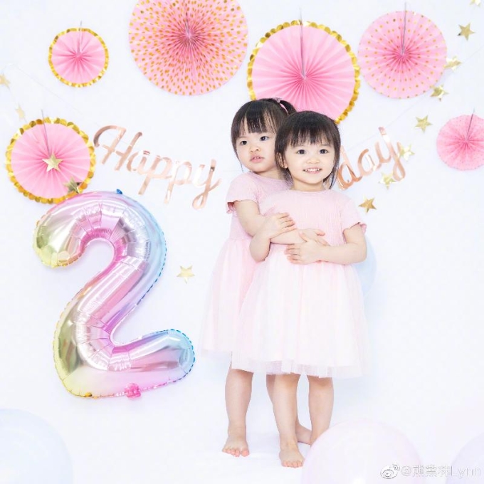 两岁的Lyvia与Kaylor，穿上粉红姊妹装拍照，十分可爱。