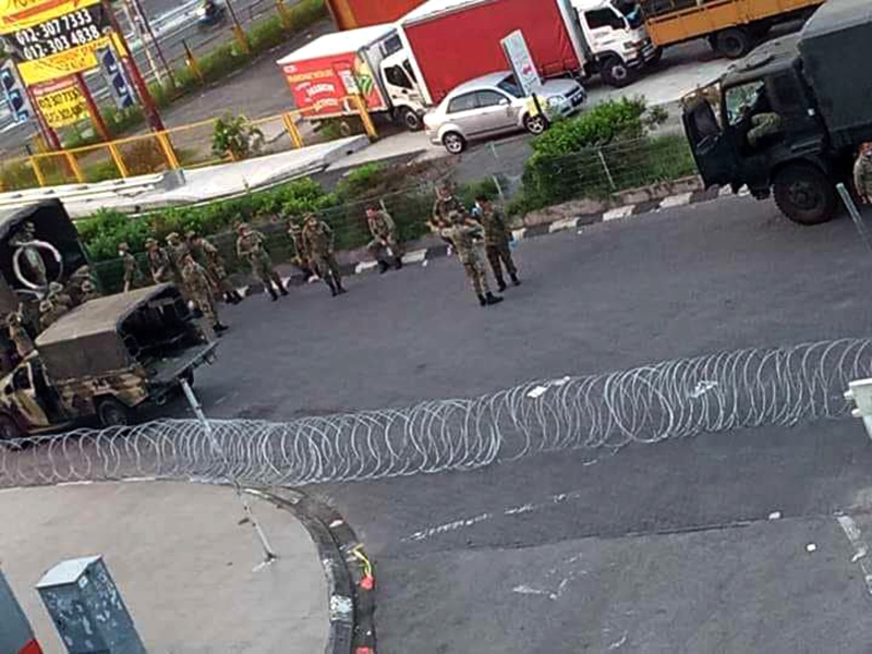 大批軍警人員被派往吉隆坡批發公市及周邊地區架設路障以及鋪設鐵蒺藜圍網。