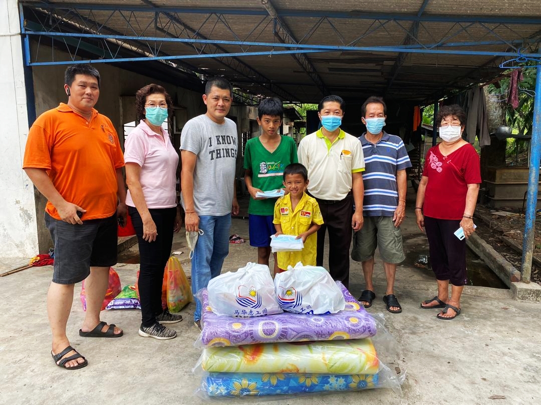 陈燕翔（右三）等人到兄弟住家了解情况，并给他们送上粮食和生活物资。