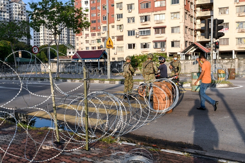 军人在花园的出入楼拉上铁蒺藜围网，禁止外人进入。