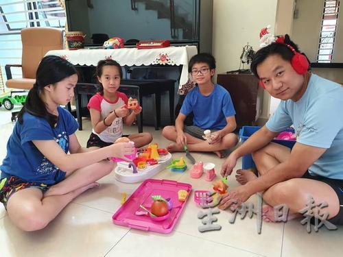 余国华医生（右）与年龄介于7岁至11岁的儿女们玩“煮菜”，不亦乐乎。