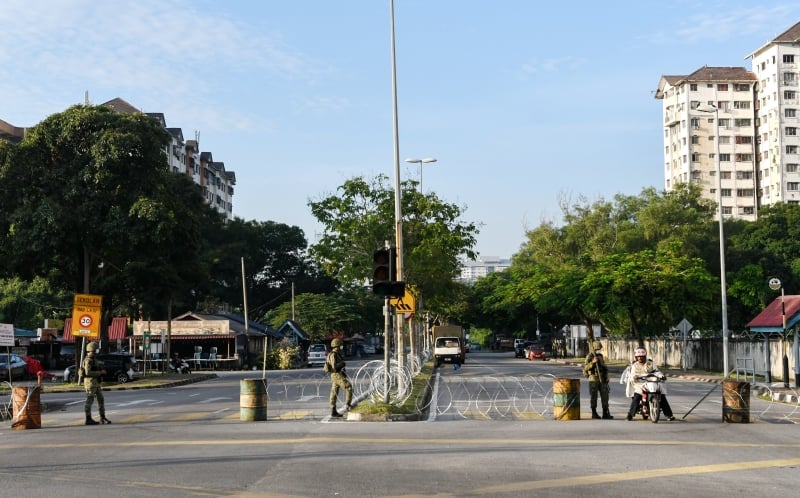距离吉隆坡批发公市不远的斯里慕尼花园被列入加强行管令区，当地居民即日起至5月3日都要待在家不得外出。
