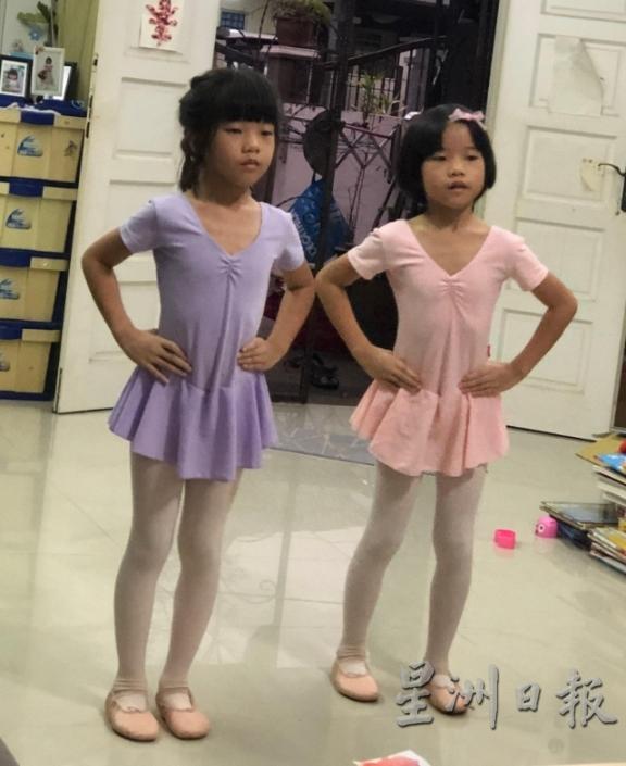 张秀玲的双胞胎女儿在家通过视频通讯软件上芭蕾舞蹈班。