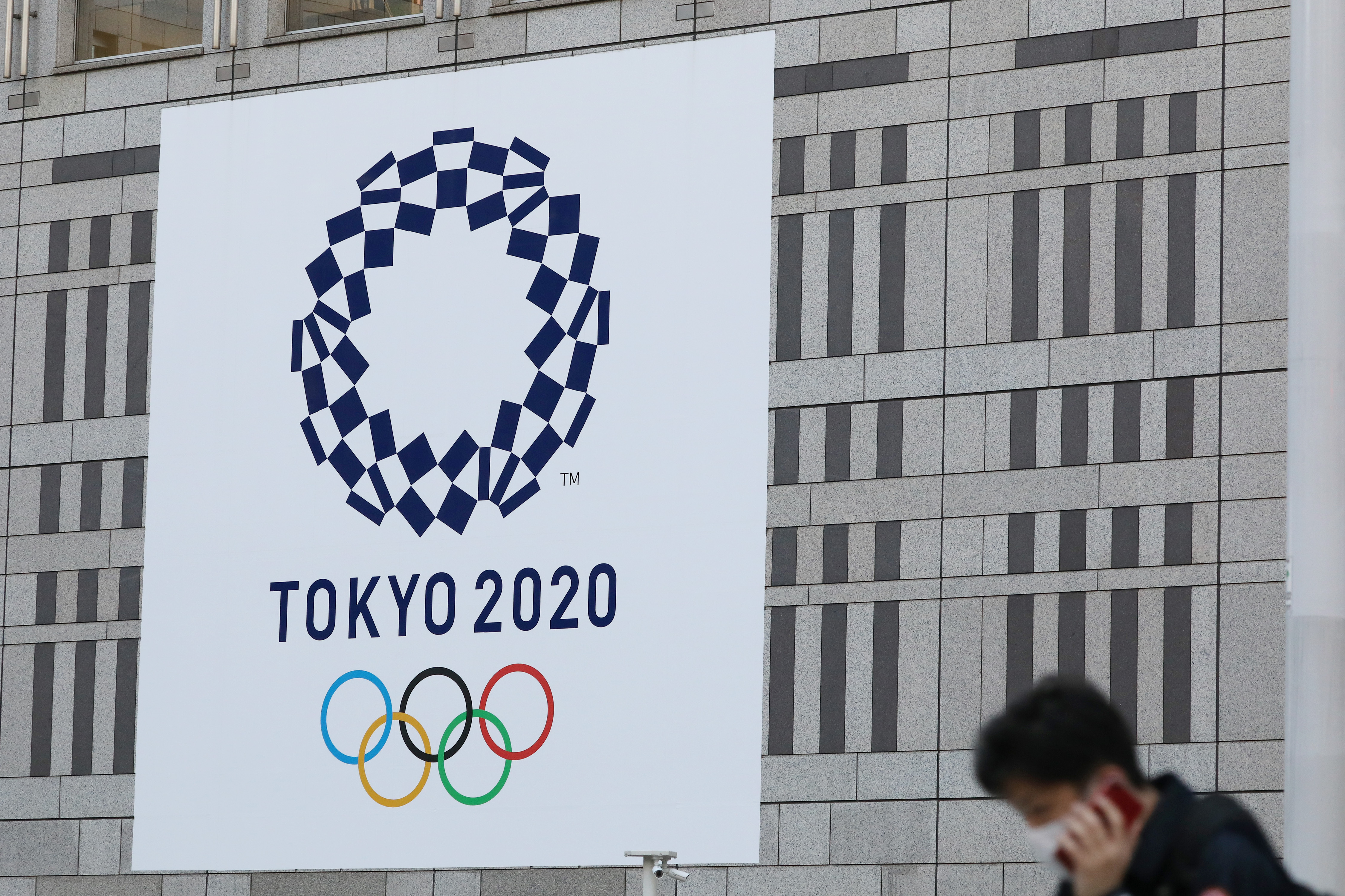 东京奥运会推迟一年举行将产生数千亿日元的追加费用，各赞助企业在担心经济因疫情严重恶化的情况下陷入两难境地，东京奥组委为留住日本国内的赞助企业而煞费苦心。（图：新华社照片）