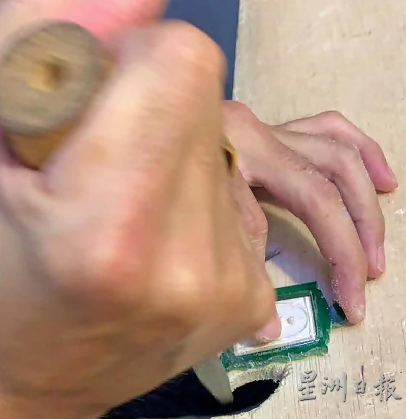 以手工割出佛牌形状。