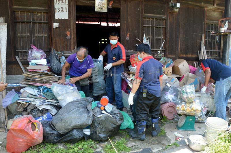 很多拾荒者在行管期间因为没罗里来收购，屋内外都堆满回收品，影响环境卫生。