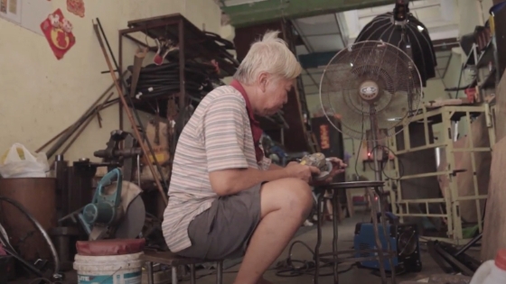 三轮车的制作，从头到尾都是由朱友春一个人完成，没有聘请员工帮忙。