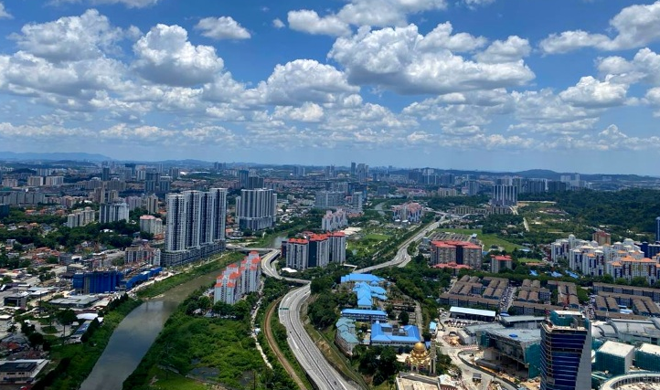 The sky over KL is blue again.