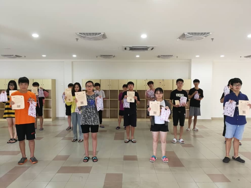 培南独中中国学生获中国驻槟城领事馆赠送防疫医疗包。