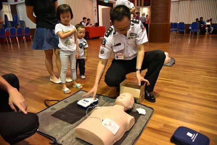 吴奕品推动在急救课程中，教导公众如何正确根据AED指示，对心脏病爆发者施救。