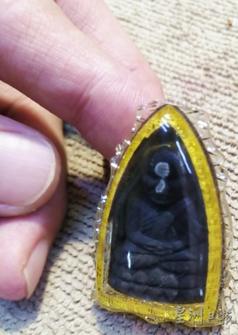 这个佛牌上方折断了,送来重新镶上外壳。