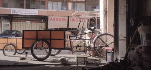 当年鼎盛时期，在槟城制作三轮车的店铺有十多间，但随着三轮车渐渐被其他交通工具取代，至今就只剩下朱友春这间三轮车厂仍营业着。
