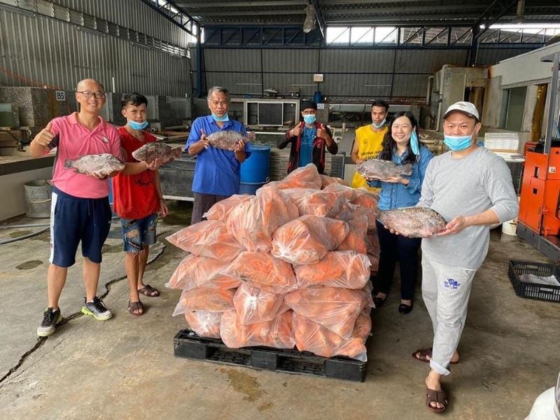 热心企业家移交600公斤的非洲鱼给安邦岸州选区,由苏海米(左三)代为接领。 热心企业家移交600公斤的非洲鱼给安邦岸州选区,由苏海米(左三)代为接领。
