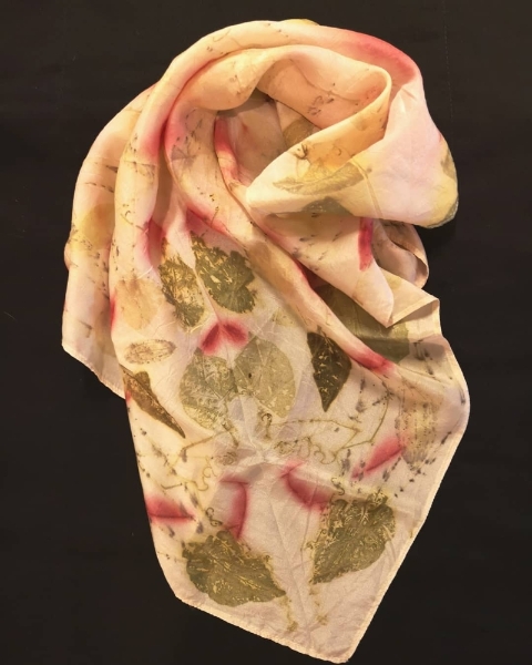采用植物印染技术完成的围巾，叶片纹路烙印在布料上，犹如最自然的画作。