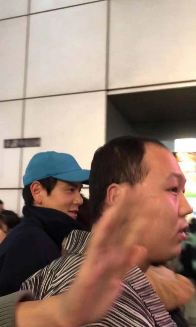 彭于晏被直击戴天蓝色鸭舌帽在日本逛街，网民称自己只是叫了一下彭于晏名字，就被他助理推开。