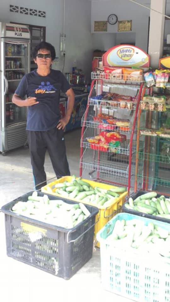 杂货店前放置尤索朗布亚纳所送的黄瓜。