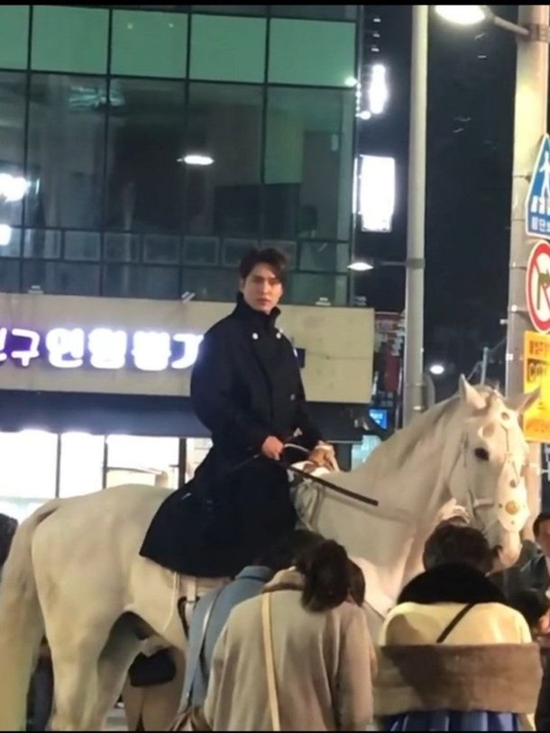 李敏镐骑着白马在釜山街头出现时，依旧出现了大批人潮争睹本人风采，一度造成拍摄中断。