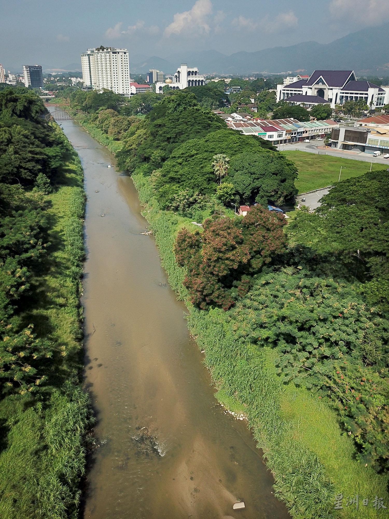 刘剑英周二拍摄的近打河流，和平时污浊的情形比较，确实较为清澈。